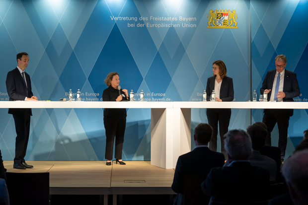 Zwei Männer und zwei Frauen bei einer Podiumsdiskussion: Emmanuel Vivet, Deputy DG in charge of Air Transportation at the French DGAC, Aletta von Massenbach, CEO Berlin Brandenburg Airport/ President of ADV, Dorothea von Boxberg, CEO Brussels Airlines, MEP Jens Gieseke (EPP)