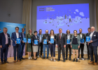 Bayerns Bauminister Christian Bernreiter mit den Vertreterinnen und Vertretern der Kommunen und Planungsbüros, die an „Smart Cities, Smart Regions“ teilgenommen haben
