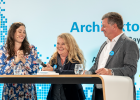 Moderatorin Hannah Klose, Prof. AA.Dipl. Lydia Haack, Präsidentin der Bayerischen Architektenkammer und Bauminister Christian Bernreiter im Gespräch 