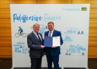 Verkehrsminister Christian Bernreiter mit einem Vertreter der Stadt Deggendorf