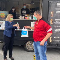Verkehrsministerin Kerstin Schreyer verteilt Dankeschön-Essen an LKW-Fahrer 