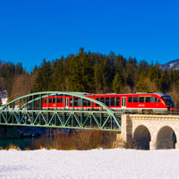 Regionalbahn zwischen Reutte in Tirol und Garmisch-Partenkirchen in winterlicher Landschaft