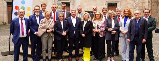 Gruppenfoto mit den Teilnehmerinnen und Teilnehmer der Verkehrsministerkonferenz in Nürnberg Gruppenfoto mit den Teilnehmerinnen und Teilnehmer der Verkehrsministerkonferenz in Nürnberg