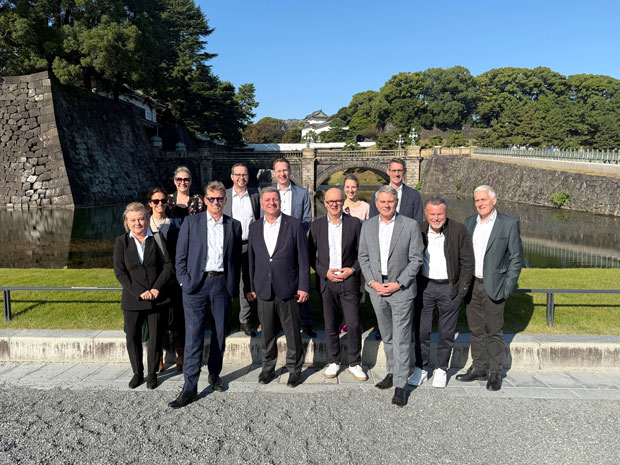 Gruppenbild vor einer Brücke
