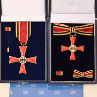Zwei Schatullen mit dem Bundesverdienstkreuz