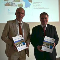 Der Vorsitzende des Oberen Gutachterausschusses, Maximilian Karl und Baustaatssekretär Josef Zellmeier  bei der Vorstellung des Immobilienmarktberichts 2018 