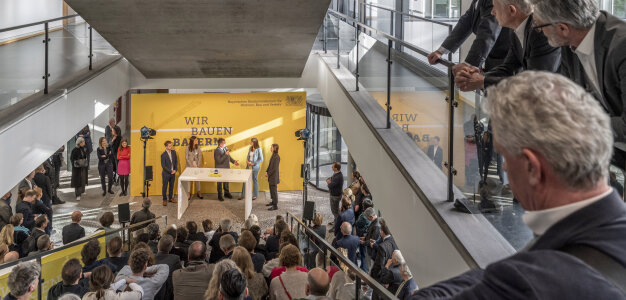Volles Haus bei der Eröffnung der Ausstellung "Wir bauen Bayern" im Foyer des Bayerischen Staatsministeriums für Wohnen, Bau und Verkehr.