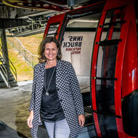 Informationsfahrt zum Thema "Urbane Seilbahnen": Bayerns Verkehrsministerin Ilse Aigner nach der Fahrt mit der Patscherkofelbahn 