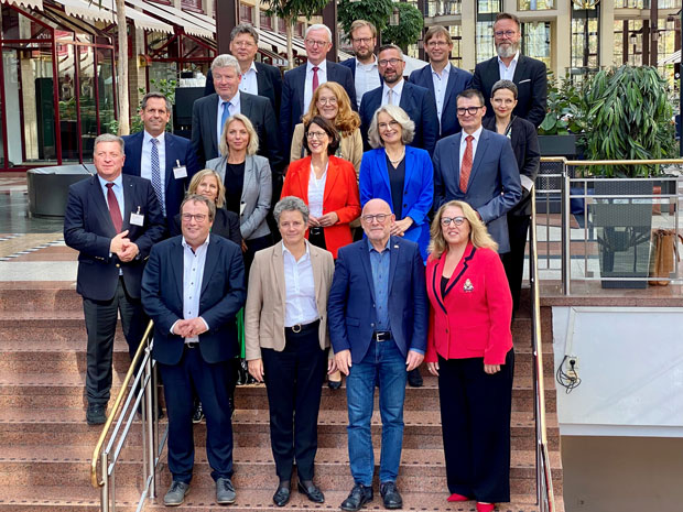 Gruppenfoto mit den Verkehrsministerinnen und Verkehrsministern bzw. Verkehrssenatorinnen und Verkehrssenatoren der Bundesländer.