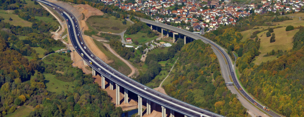 Das Luftbild zeigt den neuen Trassenverlauf für die sechsstreifige BAB A 3 bei Waldaschaff.